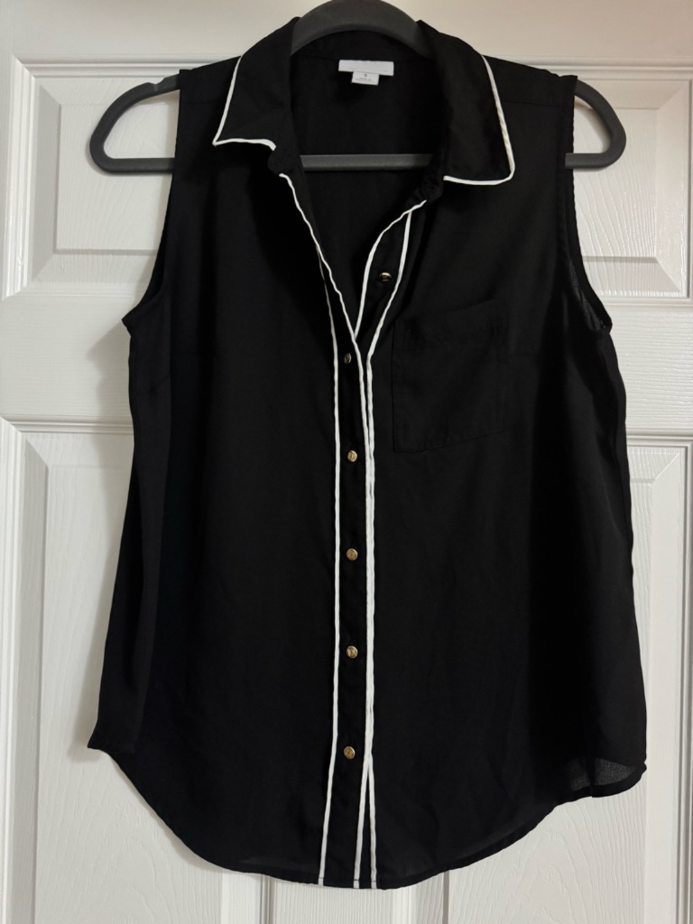 Liz Claiborne Black Sleeveless Button-Down Top with White Trim